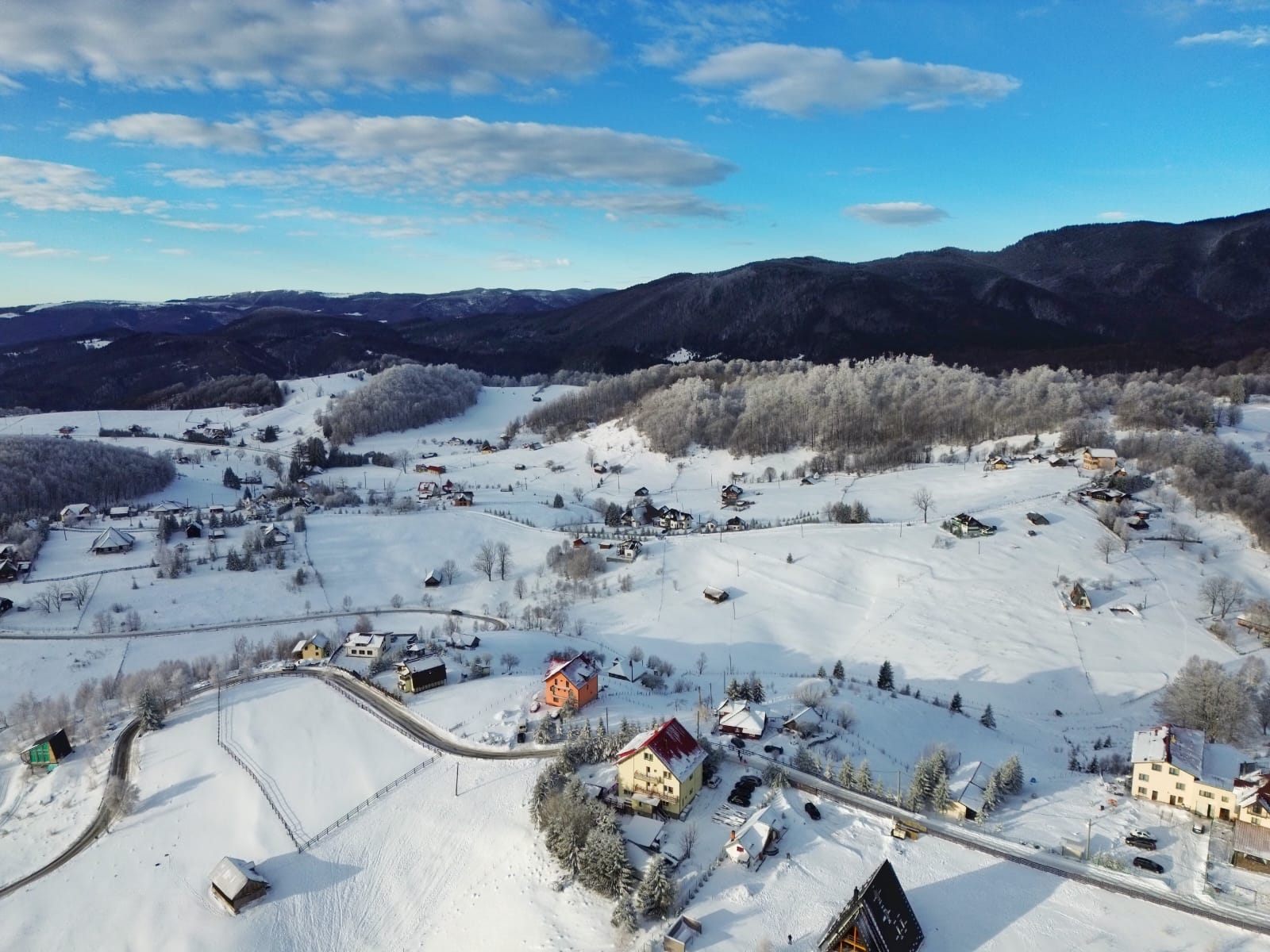 Vedere panoramică asupra peisajului acoperit de zăpadă